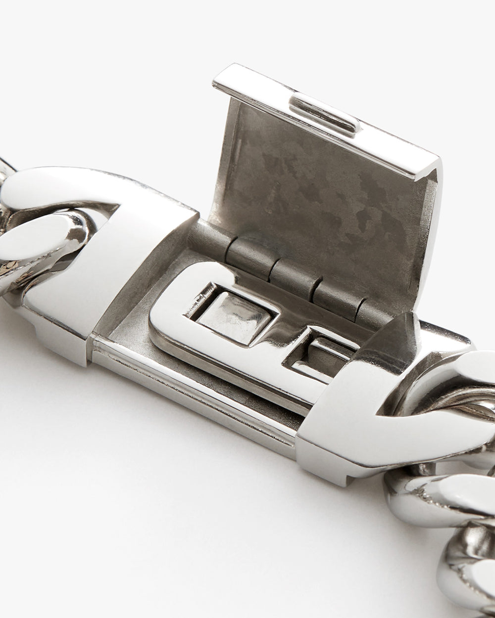Close-up of an open clasp of a chain.