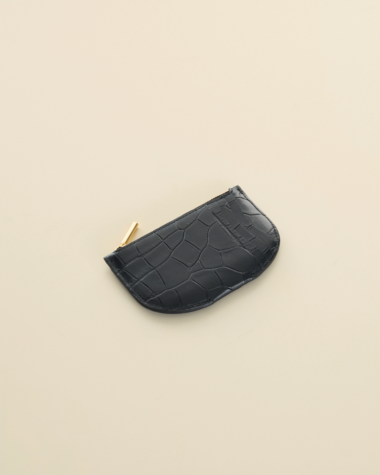 a curved cardholder made of croc embossed leather on the side. 